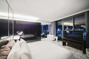 Desk, iron/ironing board, free WiFi, bed sheets - SVS: 1BD Strip View | Jetted Tub | Full Kitchen | Sleeps 4 | Palms Place (Las Vegas)