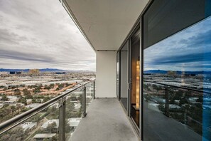 Property grounds - SVS: High Floor Strip View Studio | Open Balcony | Palms Place (Las Vegas)