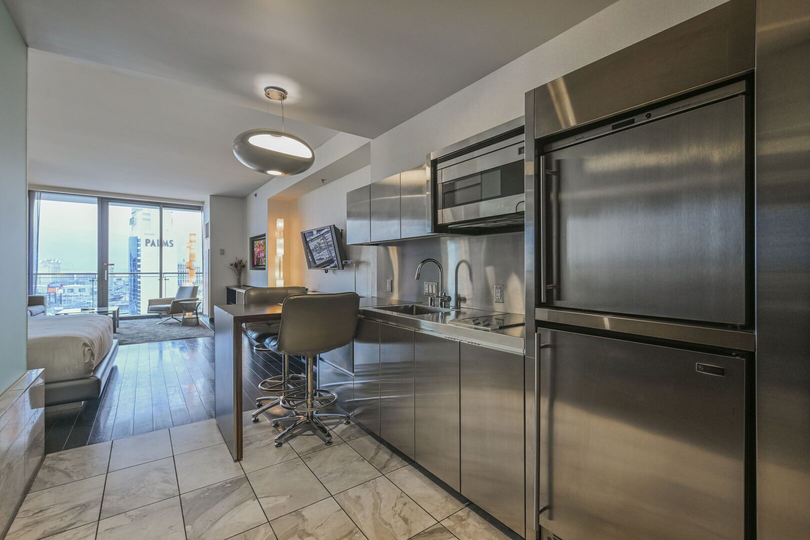 Geladeira, micro-ondas, cooktop, lava-louças