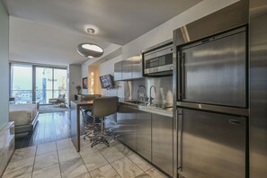 Kühlschrank, Mikrowelle, Herdplatte, Geschirrspüler