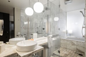 Dusche, Whirlpool, Haartrockner, Handtücher