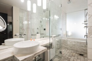 Douche, baignoire à jets, sèche-cheveux, serviettes fournies