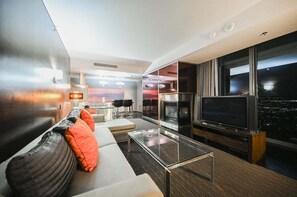 TV - SVS: 1BD Strip View | Jetted Tub | Pool & Gym | Sleeps 4 | Palms Place (Las Vegas)