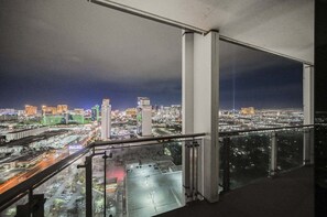 Property grounds - SVS: 1BD Strip View | Jetted Tub | Pool & Gym | Sleeps 4 | Palms Place (Las Vegas)
