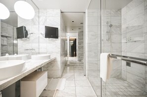 Een douche, een bubbelbad, een haardroger, handdoeken