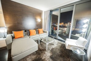 TV - SVS: High Floor Strip View Studio | Open Balcony | Pool | Palms (Las Vegas)