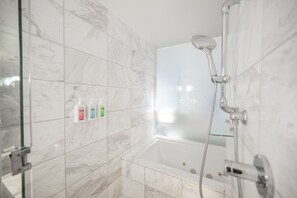 Douche, baignoire à jets, sèche-cheveux, serviettes fournies