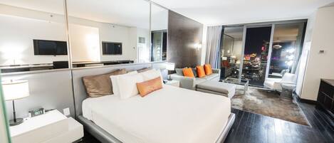 Escritorio, tabla de planchar con plancha, wifi gratis y ropa de cama