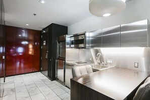Refrigerador, microondas, placa de cocina, lavavajillas