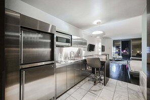 Refrigerador, microondas, placa de cocina, lavavajillas