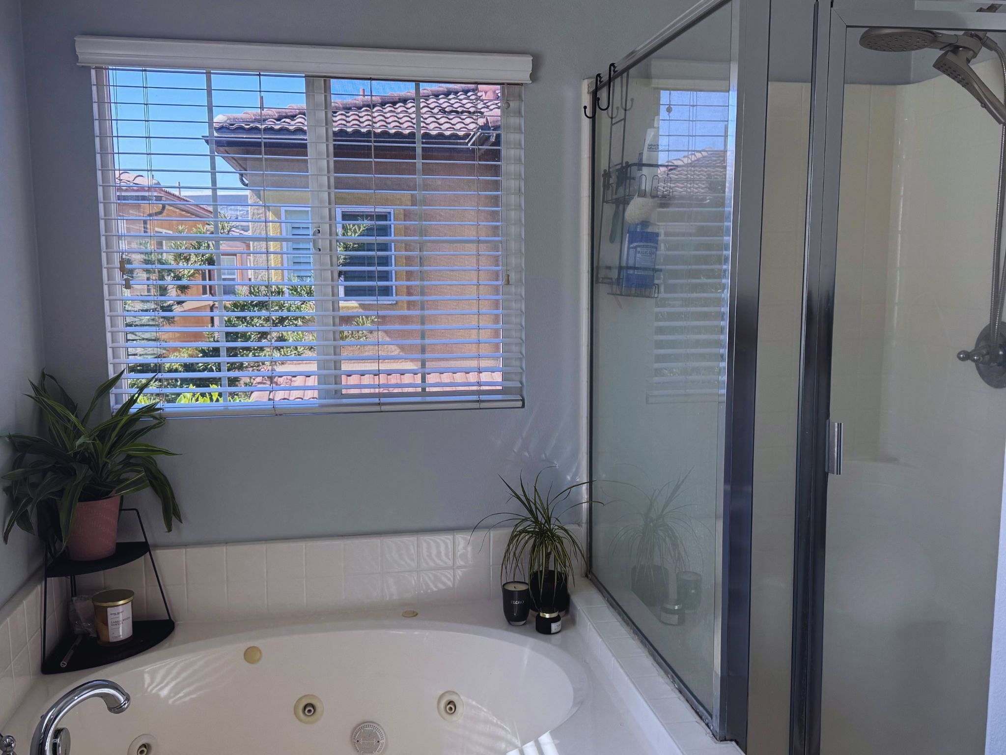 Bañera de hidromasaje, toallas, papel higiénico