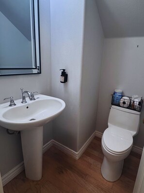 Jetted bath, towels, toilet paper - Perfect for World Cup! Stay minutes from the action in a home near SoFi Stadium. (Inglewood)