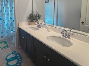 Jetted bath, towels, toilet paper - Perfect for World Cup! Stay minutes from the action in a home near SoFi Stadium. (Inglewood)