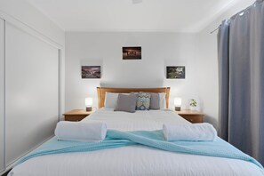 2 bedrooms, desk, iron/ironing board, travel cot - Two Bedroom Villa Near Water - Pet Friendly - EV Charging (Howrah)