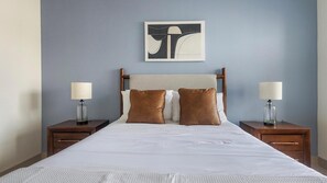 Desk, iron/ironing board, WiFi, bed sheets - Landing | Stunning 2BD, Gym, Yoga Studio (Houston)