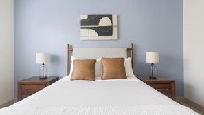 Escritorio, tabla de planchar con plancha, wifi y ropa de cama 