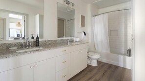 Bathroom - Landing | Spectacular 1BD, Courtyard, Gym (Houston)