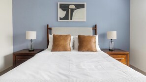 Escritorio, tabla de planchar con plancha, wifi y ropa de cama 