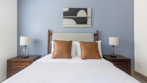 Een bureau, een strijkplank/strijkijzer, wifi, beddengoed