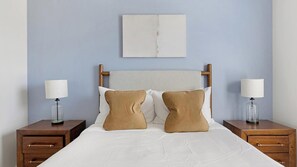 Escritorio, tabla de planchar con plancha, wifi y ropa de cama 
