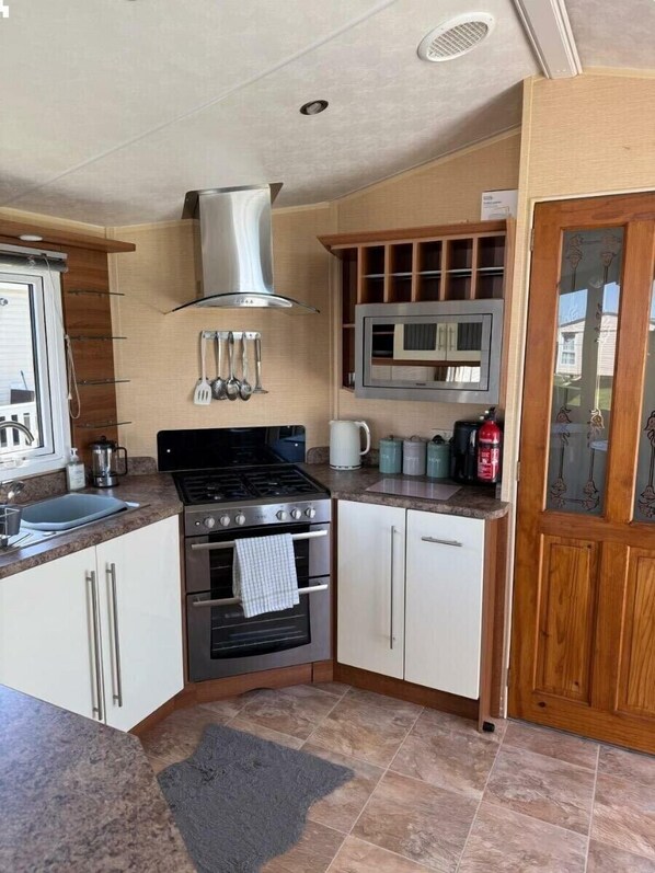 Private kitchen - Happy Days Caravan Park - Holiday Accommodation 21912 (Abergele)