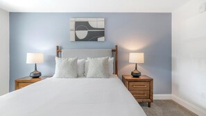 Desk, iron/ironing board, WiFi, bed sheets - Landing | Stunning 2BD, Gym, Pool (Kissimmee)