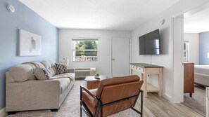 Smart TV - Landing | Stunning 2BD, Gym, Pool (Kissimmee)