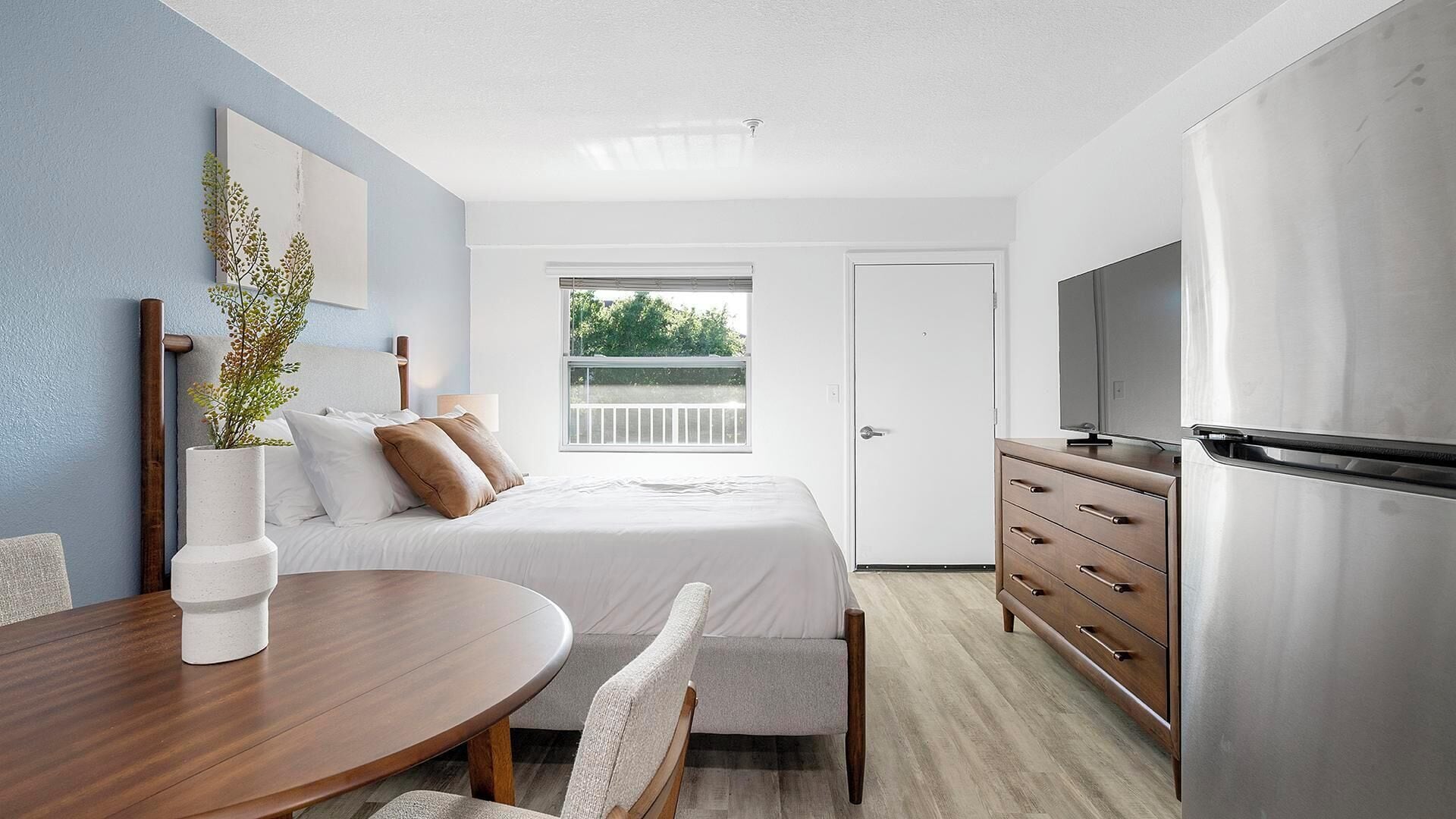 Desk, iron/ironing board, WiFi, bed sheets