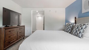 Desk, iron/ironing board, WiFi, bed sheets - Landing | Stylish 1BD, Gym, Pool (Kissimmee)