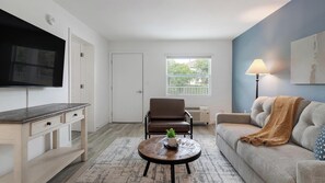 Smart TV - Landing | Stylish 1BD, Gym, Pool (Kissimmee)