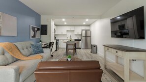 A modern apartment with a living room, dining area, and kitchen. - Landing | Beautiful 1BD, Pool, Clubhouse (Kissimmee)