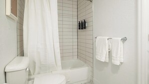 Bathroom - Landing | Beautiful Studio, Clubhouse, Gym (Kissimmee)