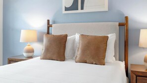 Escritorio, tabla de planchar con plancha, wifi y ropa de cama
