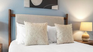 Escritorio, tabla de planchar con plancha, wifi y ropa de cama 