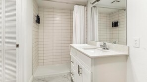 Bathroom - Landing | Modern 1BD, Clubhouse, Pool (Kissimmee)
