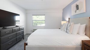 Desk, iron/ironing board, WiFi, bed sheets - Landing | Modern 2BD, Pool, Gym (Kissimmee)