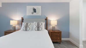 Desk, iron/ironing board, WiFi, bed sheets - Landing | Modern 2BD, Pool, Gym (Kissimmee)