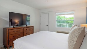 Desk, iron/ironing board, WiFi, bed sheets - Landing | Stunning Studio, Gym, Pool (Kissimmee)