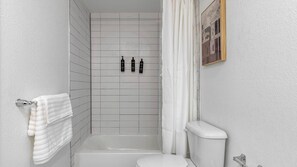 Bathroom - Landing | Chic 1BD, Gym, Pool (Kissimmee)