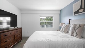 Desk, iron/ironing board, WiFi, bed sheets - Landing | Chic 1BD, Gym, Pool (Kissimmee)