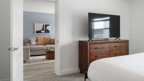 Desk, iron/ironing board, WiFi, bed sheets - Landing | Beautiful 1BD, Clubhouse, Pool (Kissimmee)