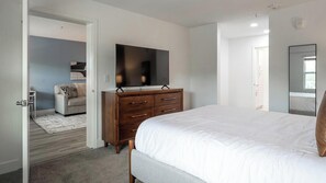 Desk, iron/ironing board, WiFi, bed sheets - Landing | Spectacular 1BD, Gym, Clubhouse (Kissimmee)