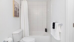 Bathroom - Landing | Stylish 1BD, Pool, Gym (Kissimmee)