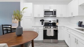 Refrigerador y comedor 