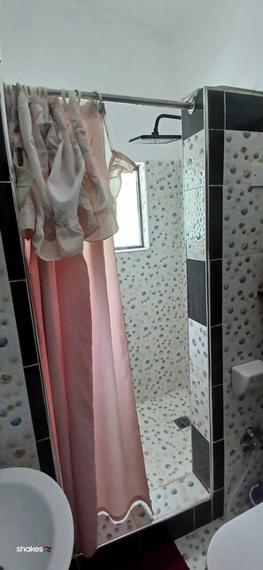 Comfort Apartment | Bathroom | Shower, slippers, towels, soap - Kigotho Hotel & Apartments (Mombasa)