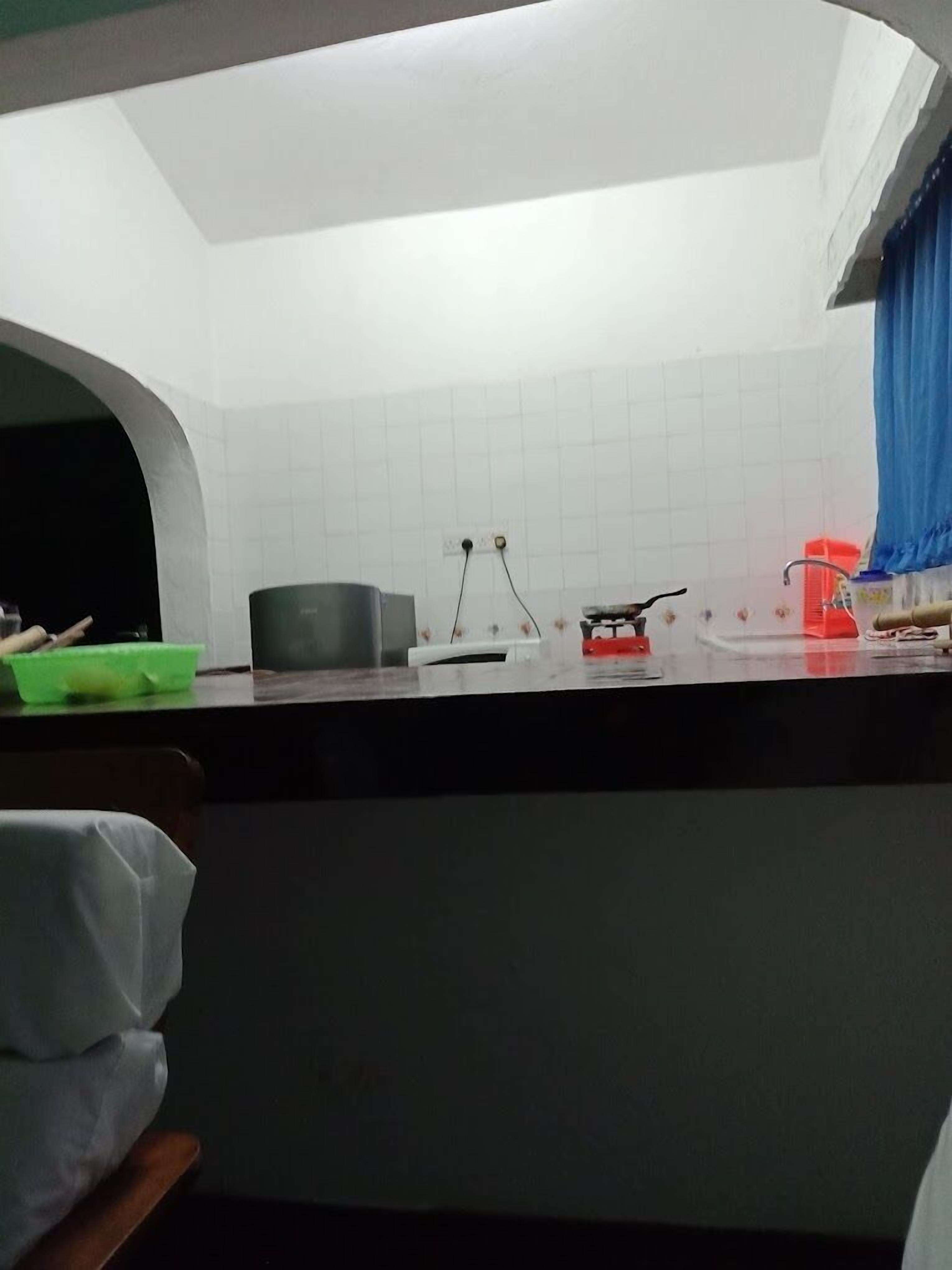 Refrigerador, microondas, utensilios de cocina