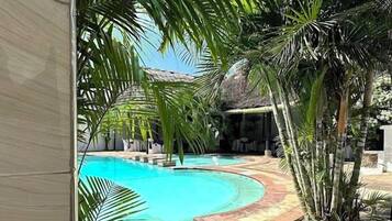 Una piscina al aire libre