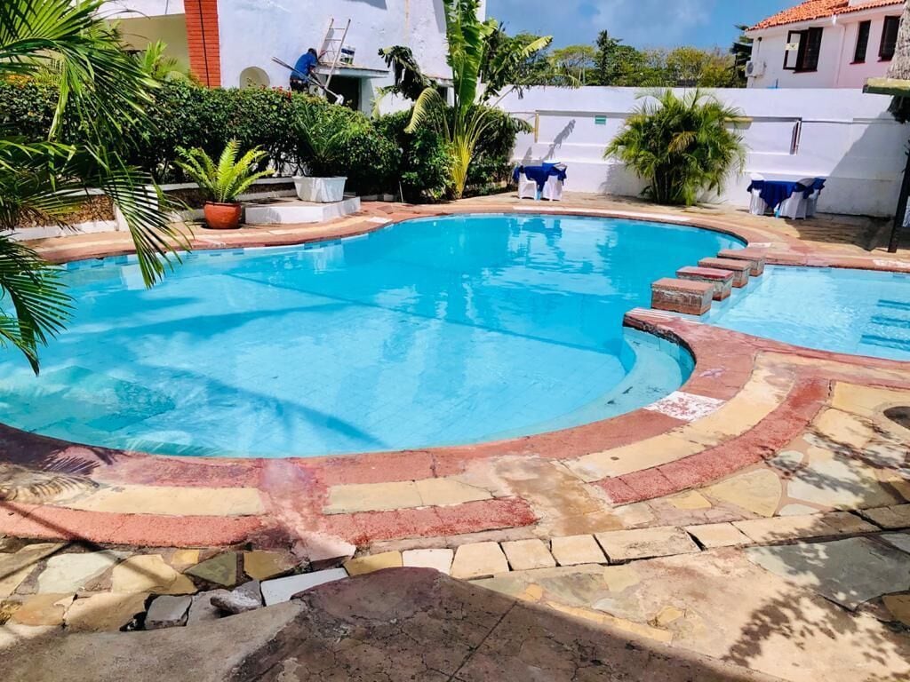Una piscina al aire libre