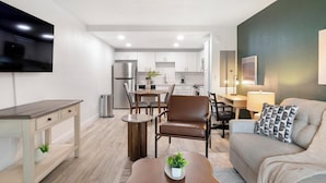 Eine moderne Wohnung mit Küche, Essbereich und Wohnzimmer.