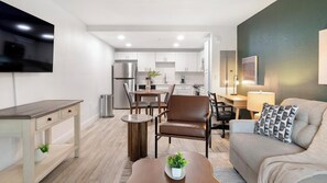 Eine moderne Wohnung mit Küche, Essbereich und Wohnzimmer.